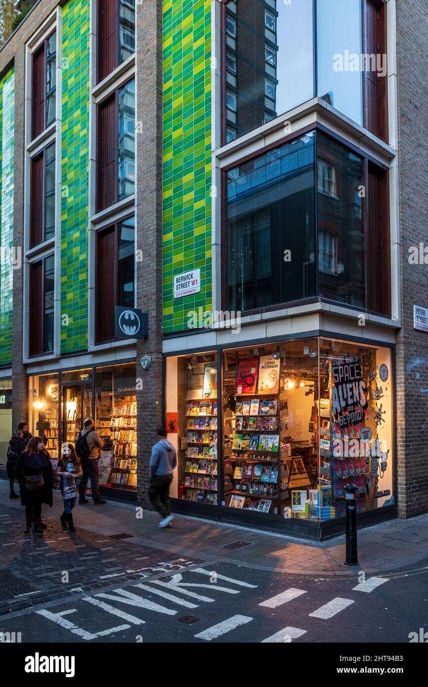 Gosh! Comics Soho London su Berwick Street, nel cosmopolita quartiere Soho di Londra. Berwick St ospita un piccolo mercato ed è ben noto per i negozi di tessuti. Foto Stock