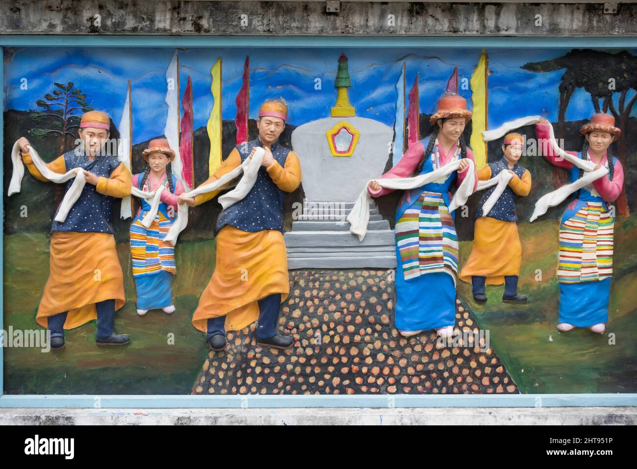 Pittura di rilievo che mostra la gente etnica locale, Gangtok, Sikkim, India Foto Stock