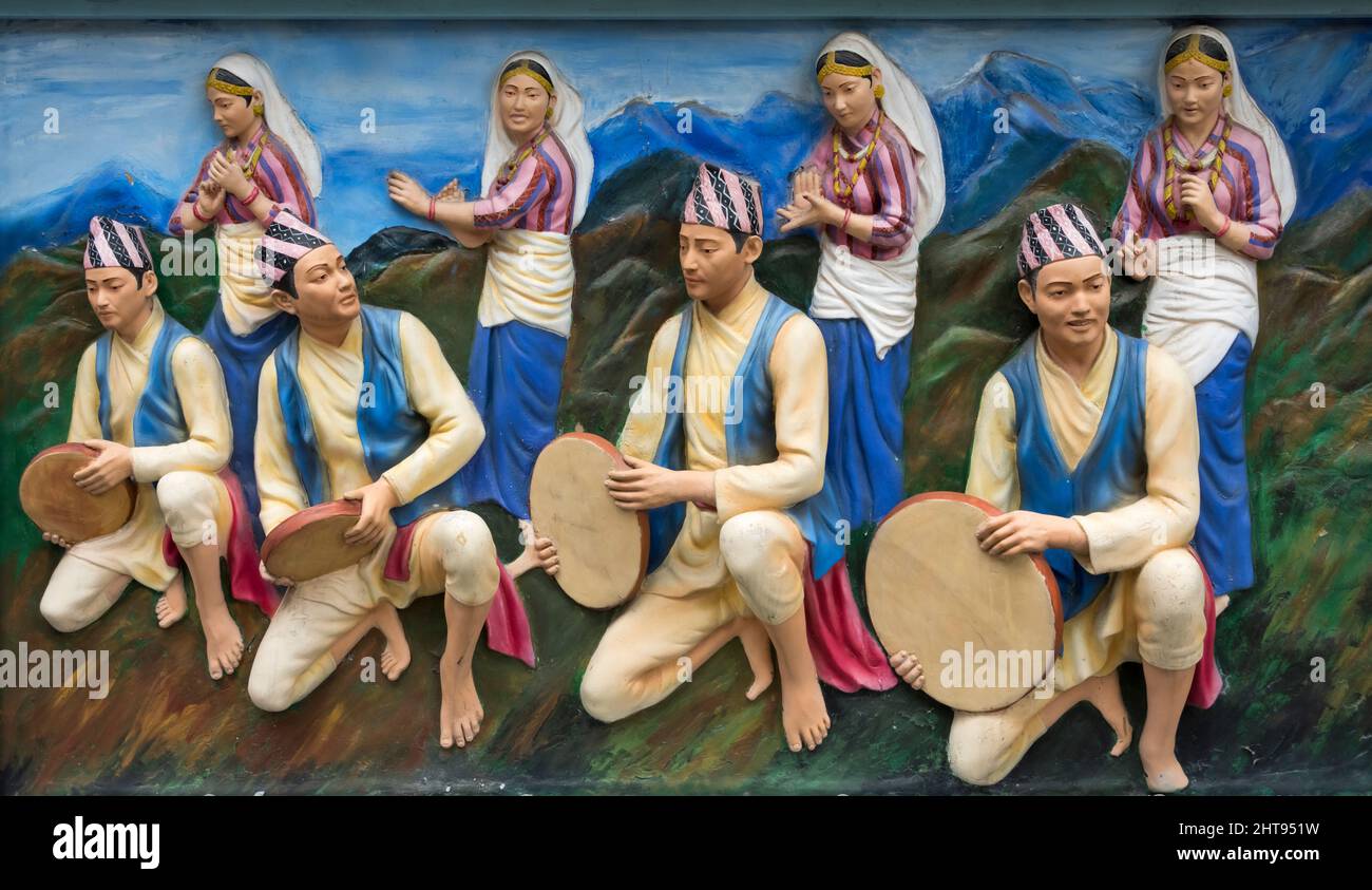 Pittura di rilievo che mostra la gente etnica locale, Gangtok, Sikkim, India Foto Stock