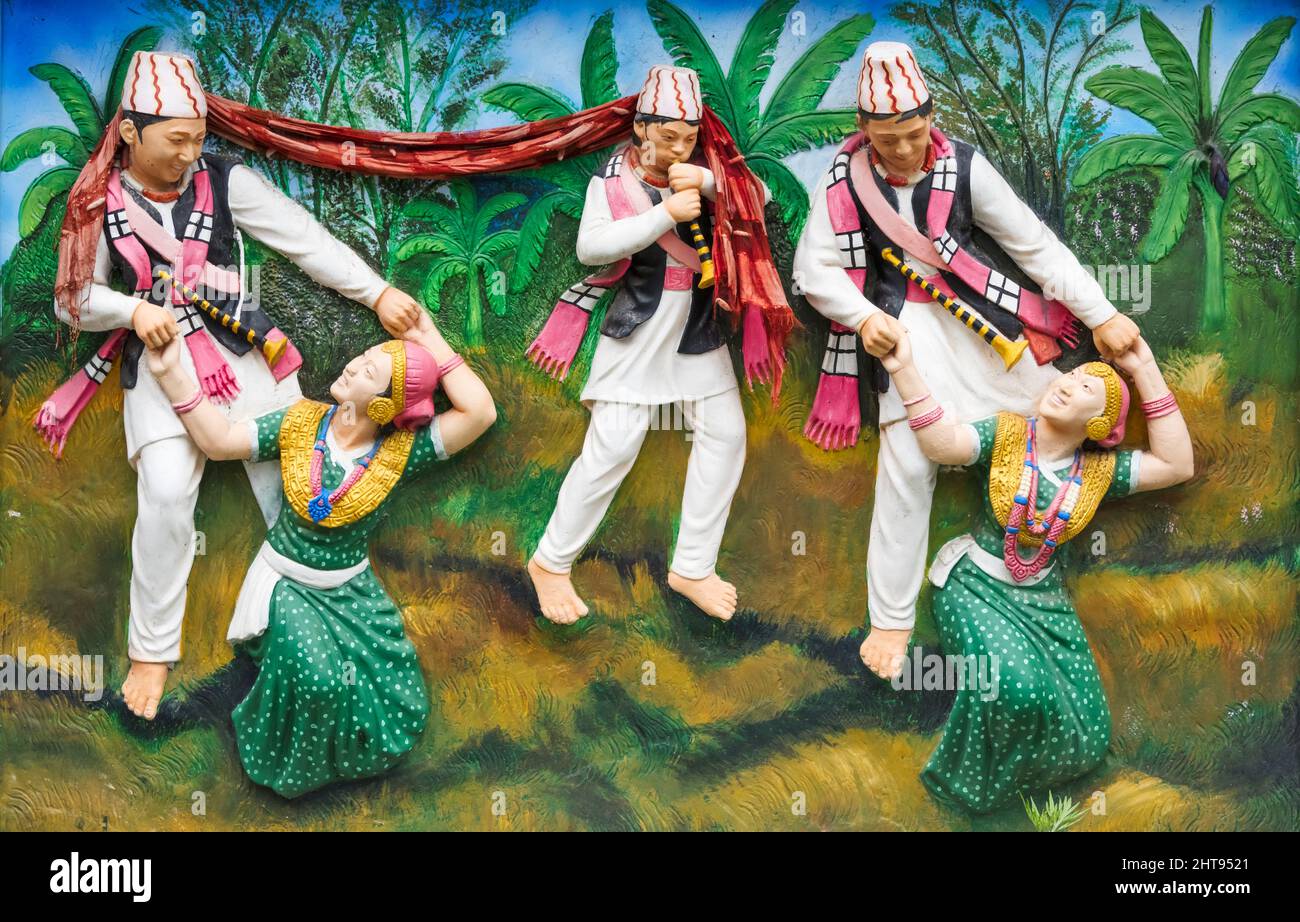 Pittura di rilievo che mostra la gente etnica locale, Gangtok, Sikkim, India Foto Stock