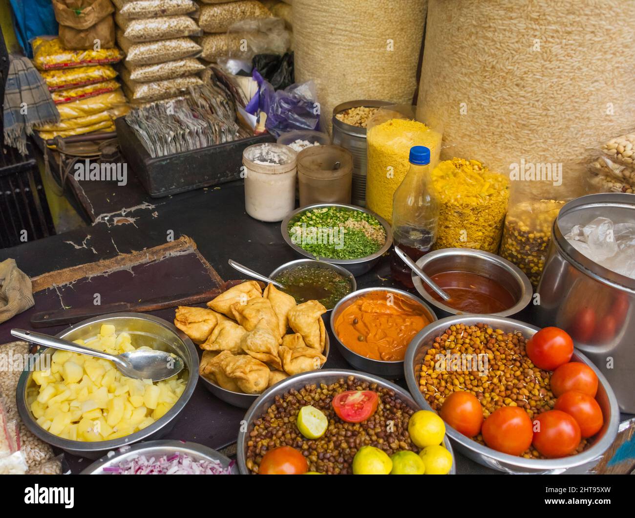 Vendita di cibo per strada, Kolkata, Bengala Occidentale, India Foto Stock