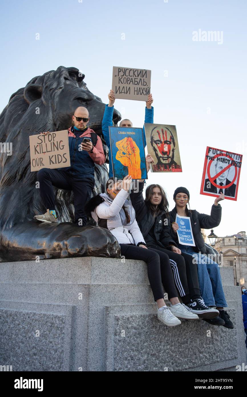 Londra, UK, 27th febbraio 2022 i manifestanti alla base della rubrica di Nelson su Trafalgar Square, dove migliaia di persone si sono incontrate per protestare contro i recenti attacchi della Russia contro l'Ucraina. Credit: Kiki Streitberger/Alamy Live News Foto Stock