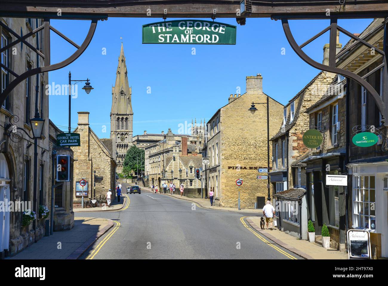 Vista da George di Stamford Hotel a St Mary's Hill, High Street, Stamford, Lincolnshire, England, Regno Unito Foto Stock