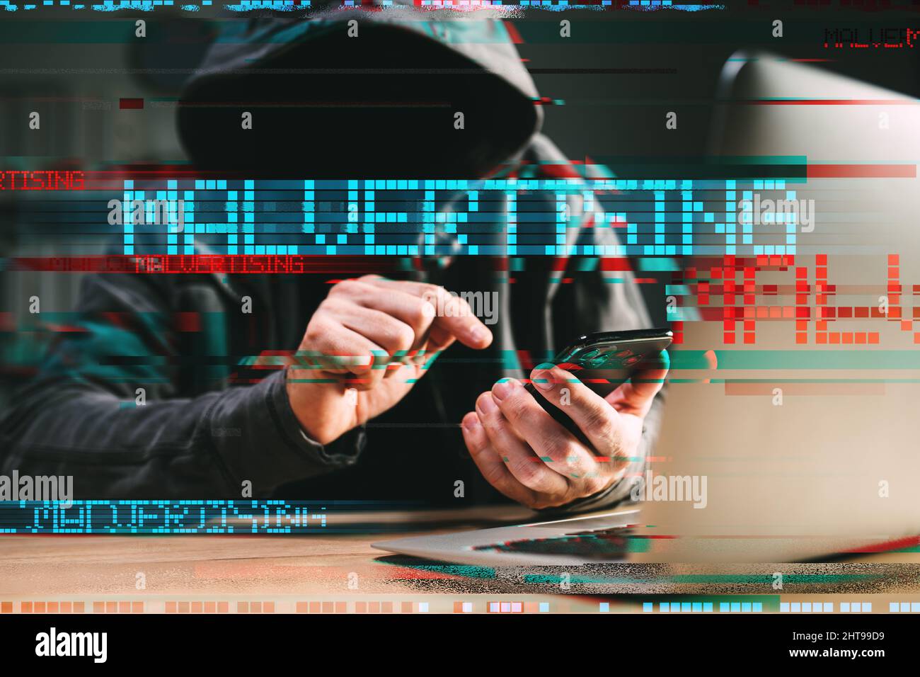 Malvertising - concetto di hack e metodo di attacco del telefono. Pirata informatico criminale che utilizza un notebook e uno smartphone con effetto "glitch" Foto Stock