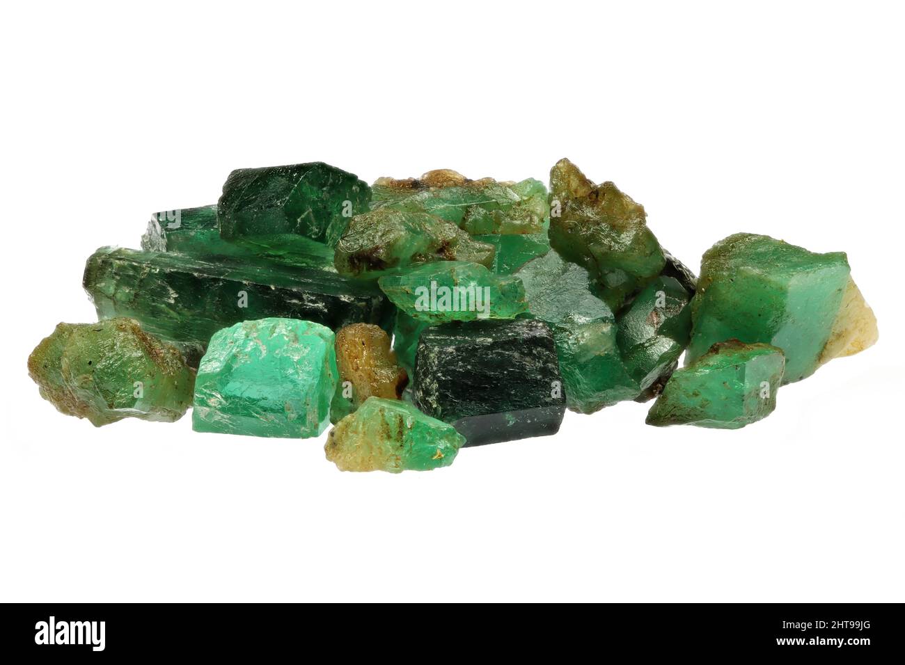 gruppo di cristalli smeraldo naturali isolati su sfondo bianco Foto Stock