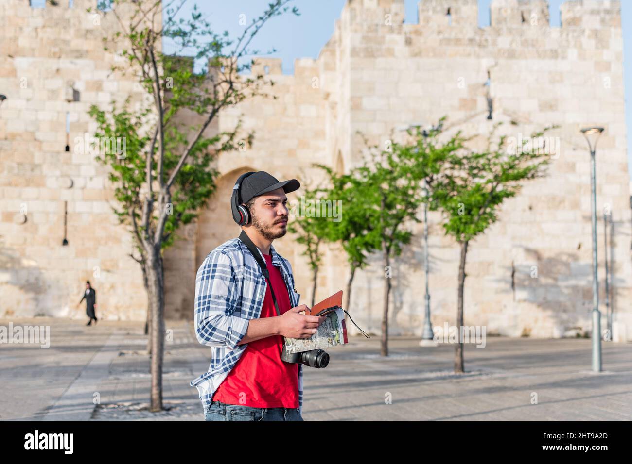 Primo piano di un turista che viaggia nella città vecchia di Gerusalemme, Israele. Foto Stock
