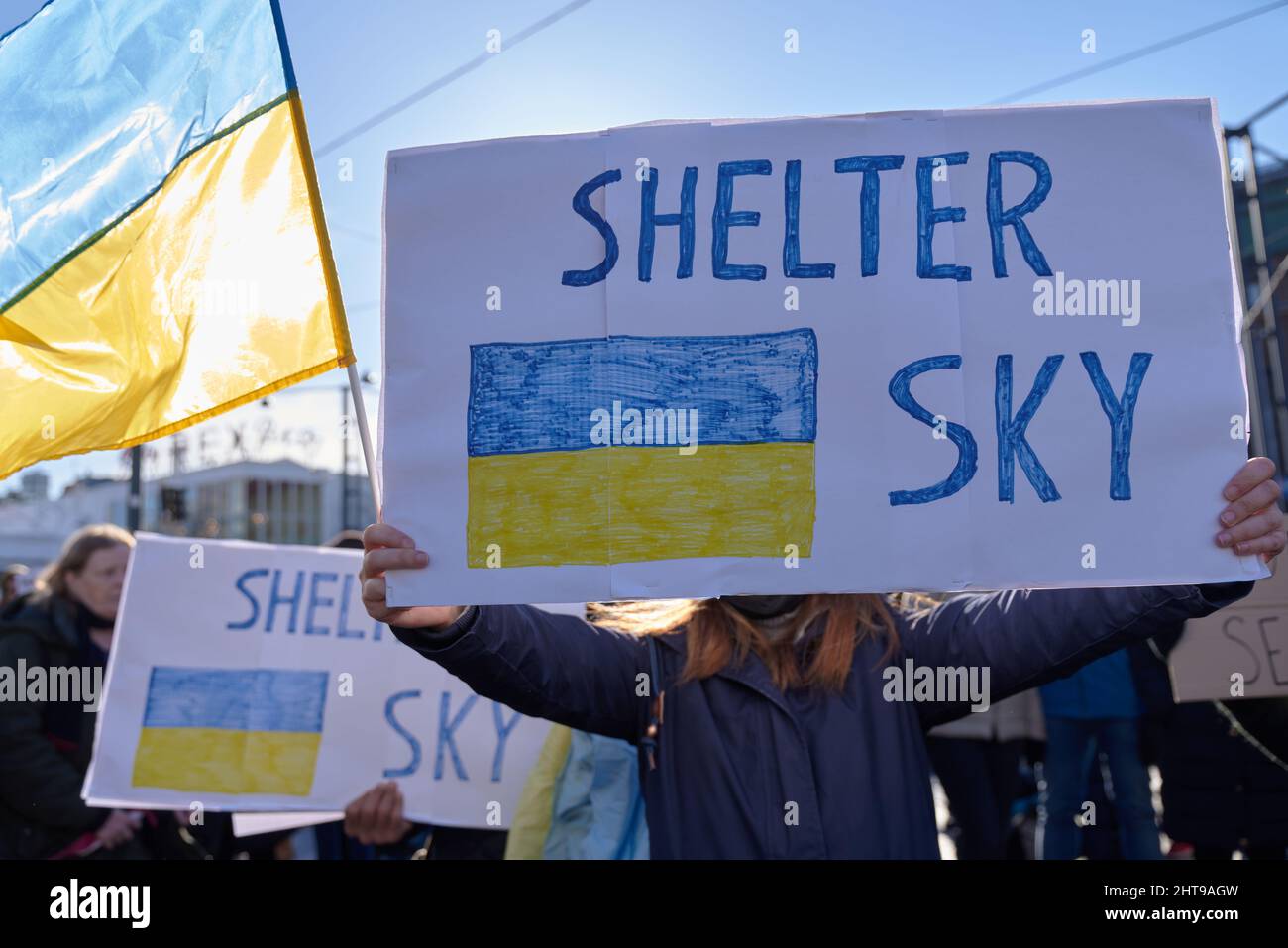 Helsinki, Finlandia - 26 febbraio 2022: Dimostratore in un raduno contro l’occupazione militare russa in Ucraina con il cartello Shelter Sky. Foto Stock Helsinki, Finlandia - 26 febbraio 2022: Dimostratore in un raduno contro l’occupazione militare russa in Ucraina con il cartello Shelter Sky. Foto Stock