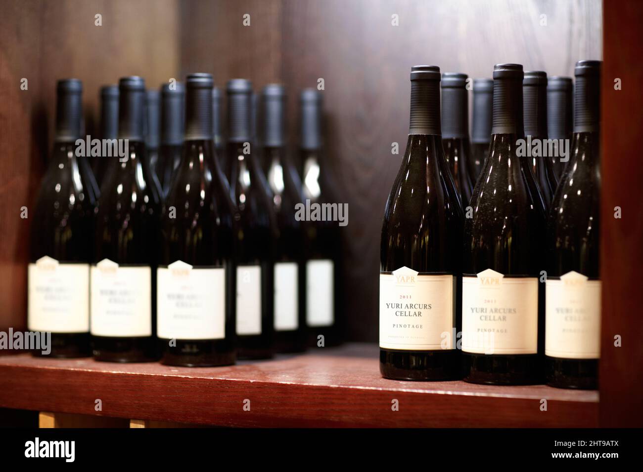 Scegli il tuo preferito. Shot di alcune bottiglie di vino su uno scaffale in una cantina. Foto Stock