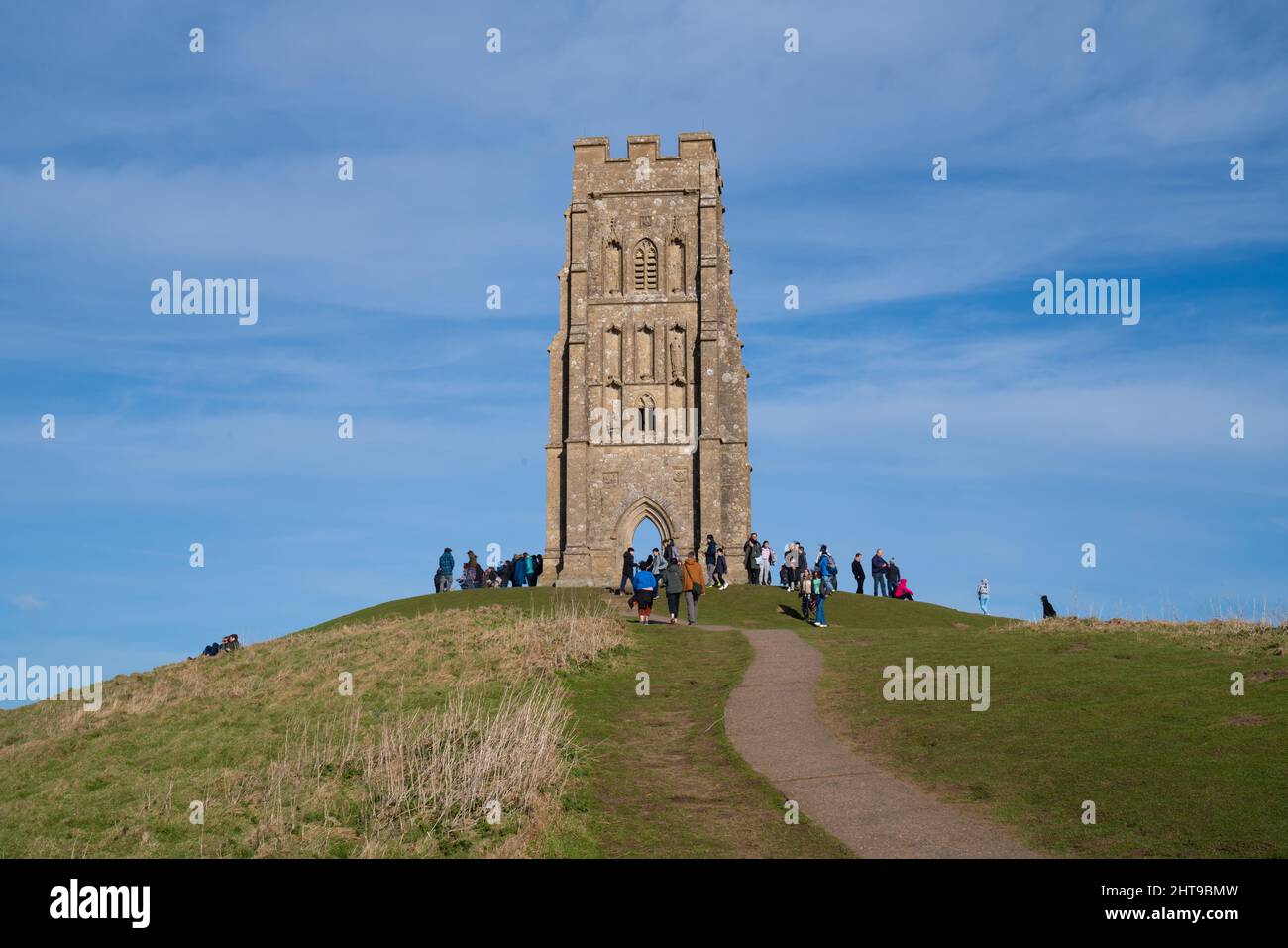 Glastonbury Tor Somerset con persone in tempo buono dopo le tempeste Inghilterra UK Foto Stock