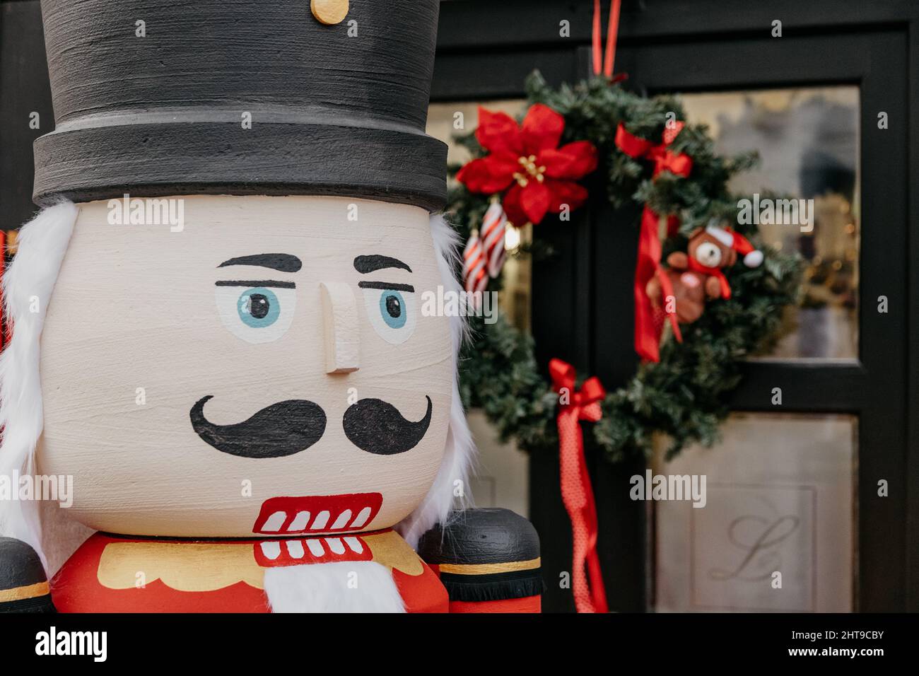 Primo piano di un grande soldato nutcracker con decorazioni natalizie Foto Stock