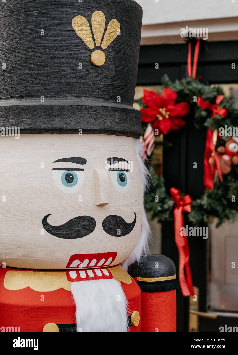 Primo piano di un grande soldato nutcracker con decorazioni natalizie Foto Stock