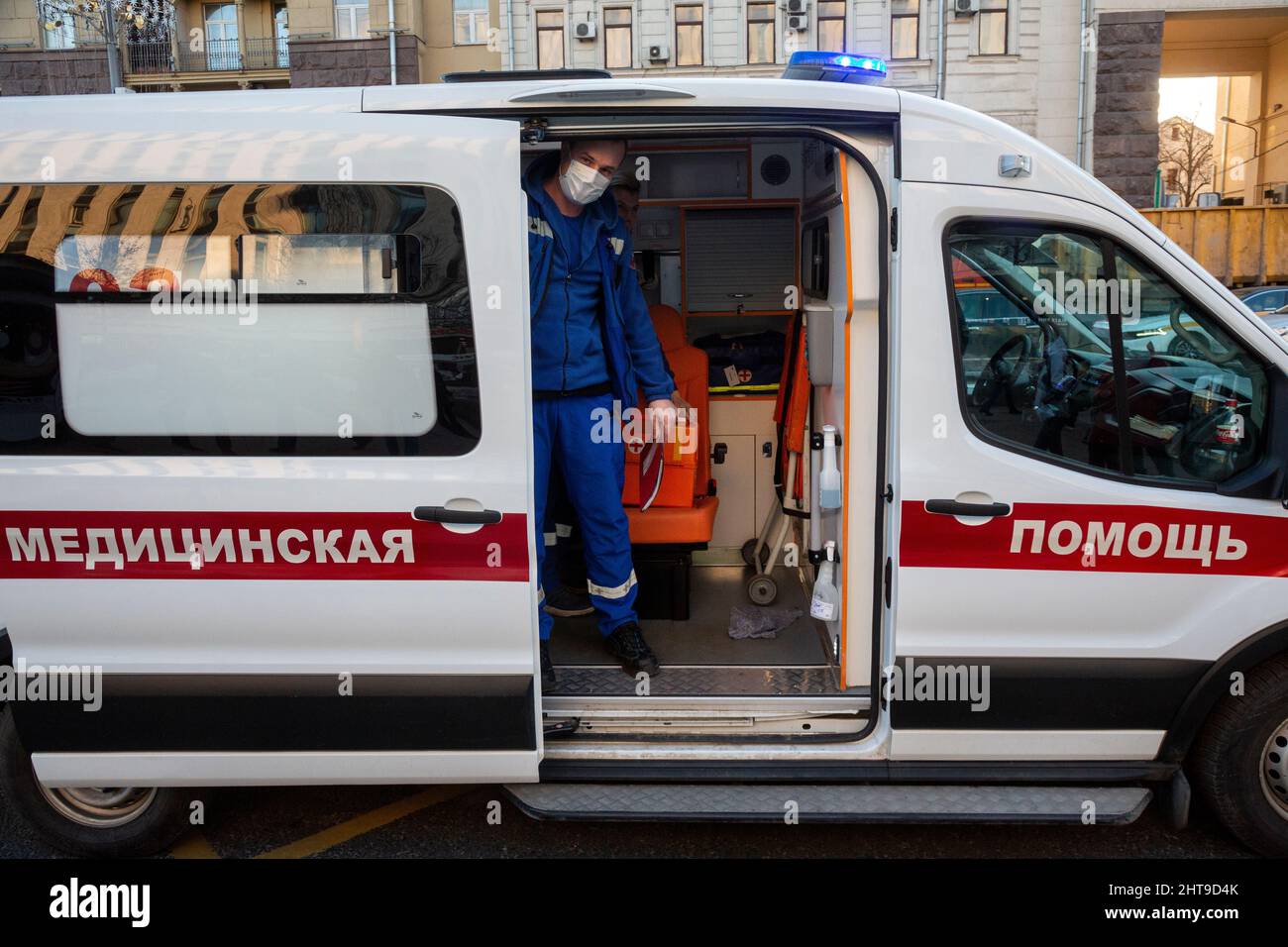 Mosca, Russia. 27th febbraio 2022 un medico di ambulanza sta aspettando un paziente per fornire assistenza medica a via Tverskaya nel centro di Mosca, Russia Foto Stock