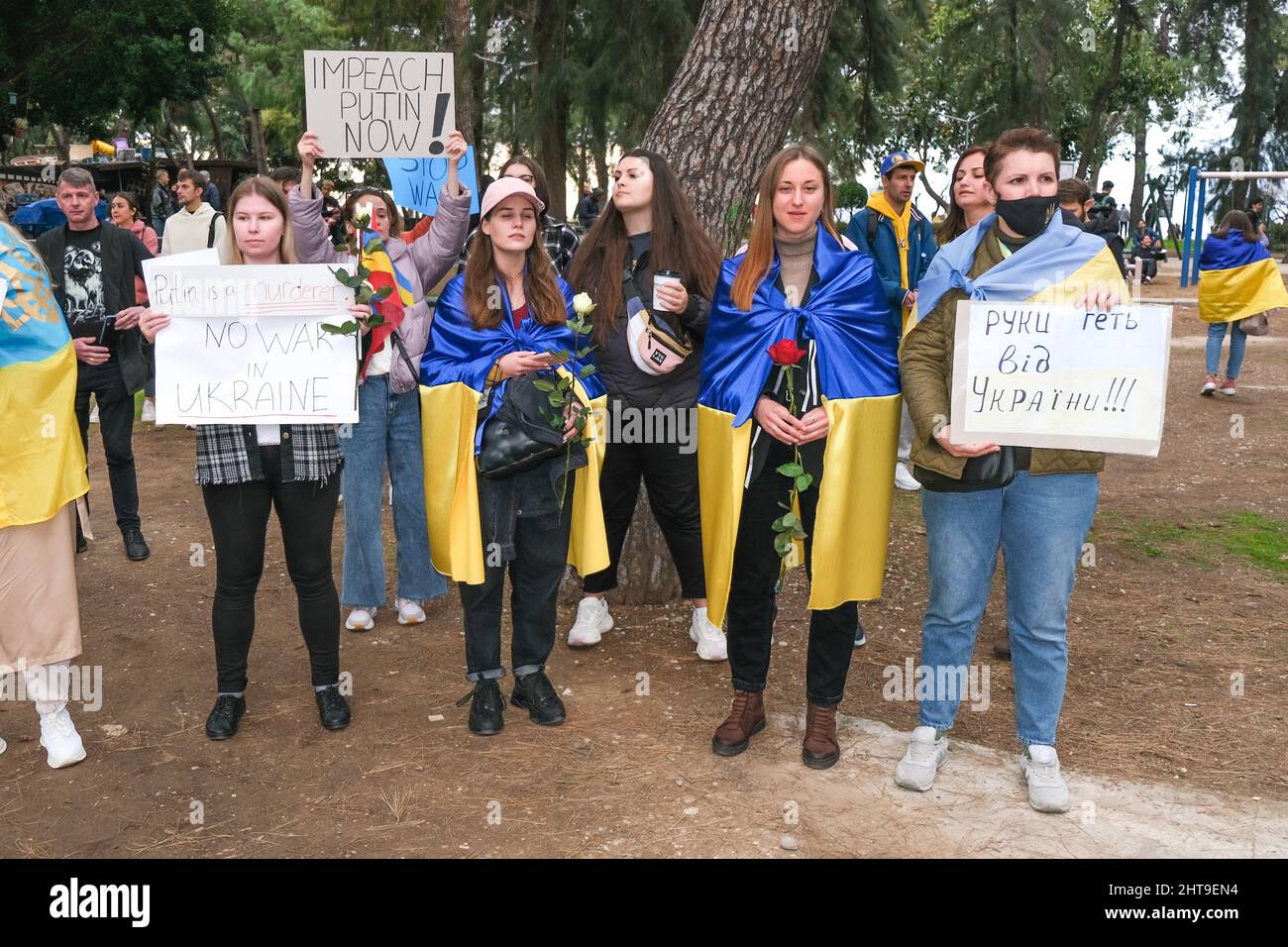 Antalya, Turchia - Febbraio 27 2022: Gli ucraini si radunano ad Antalya per protestare contro l'invasione russa della loro patria, proteste contro l'invasione della Russia. Foto Stock