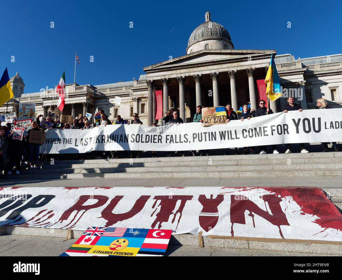 Vista di striscioni anti-Putin e anti-russi di fronte alla Galleria Nazionale di Trafalgar Square Londra per protestare contro l'invasione russa dell'Ucraina Foto Stock