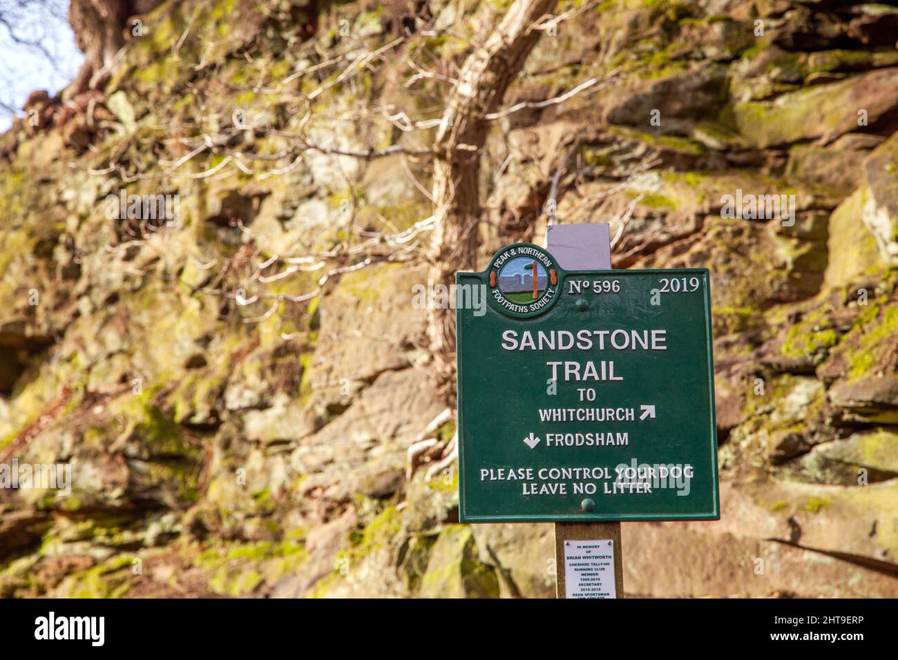 Segnavia posto sul sentiero in pietra arenaria lunga distanza Anche se la campagna di Cheshire Foto Stock