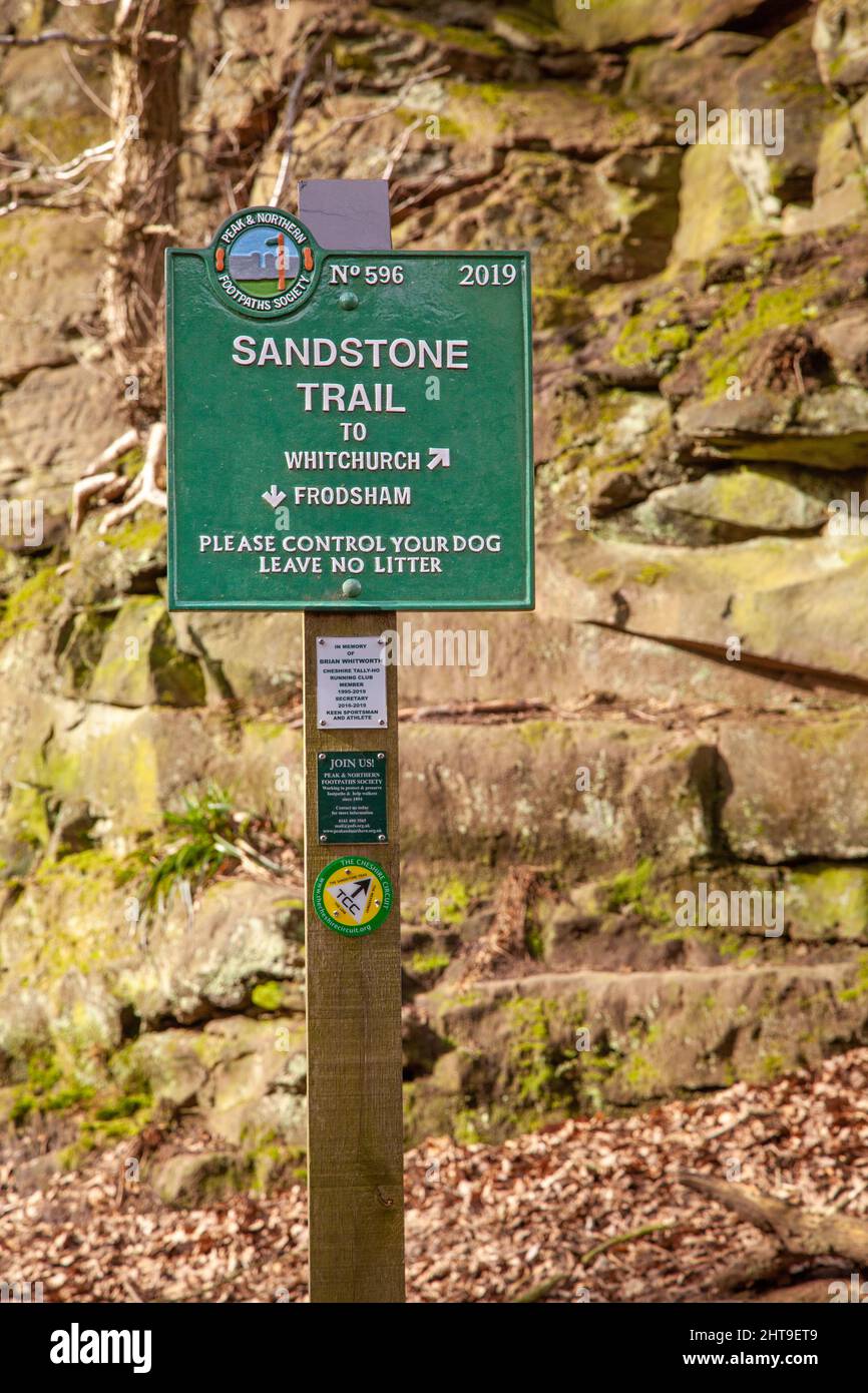 Segnavia posto sul sentiero in pietra arenaria lunga distanza Anche se la campagna di Cheshire Foto Stock