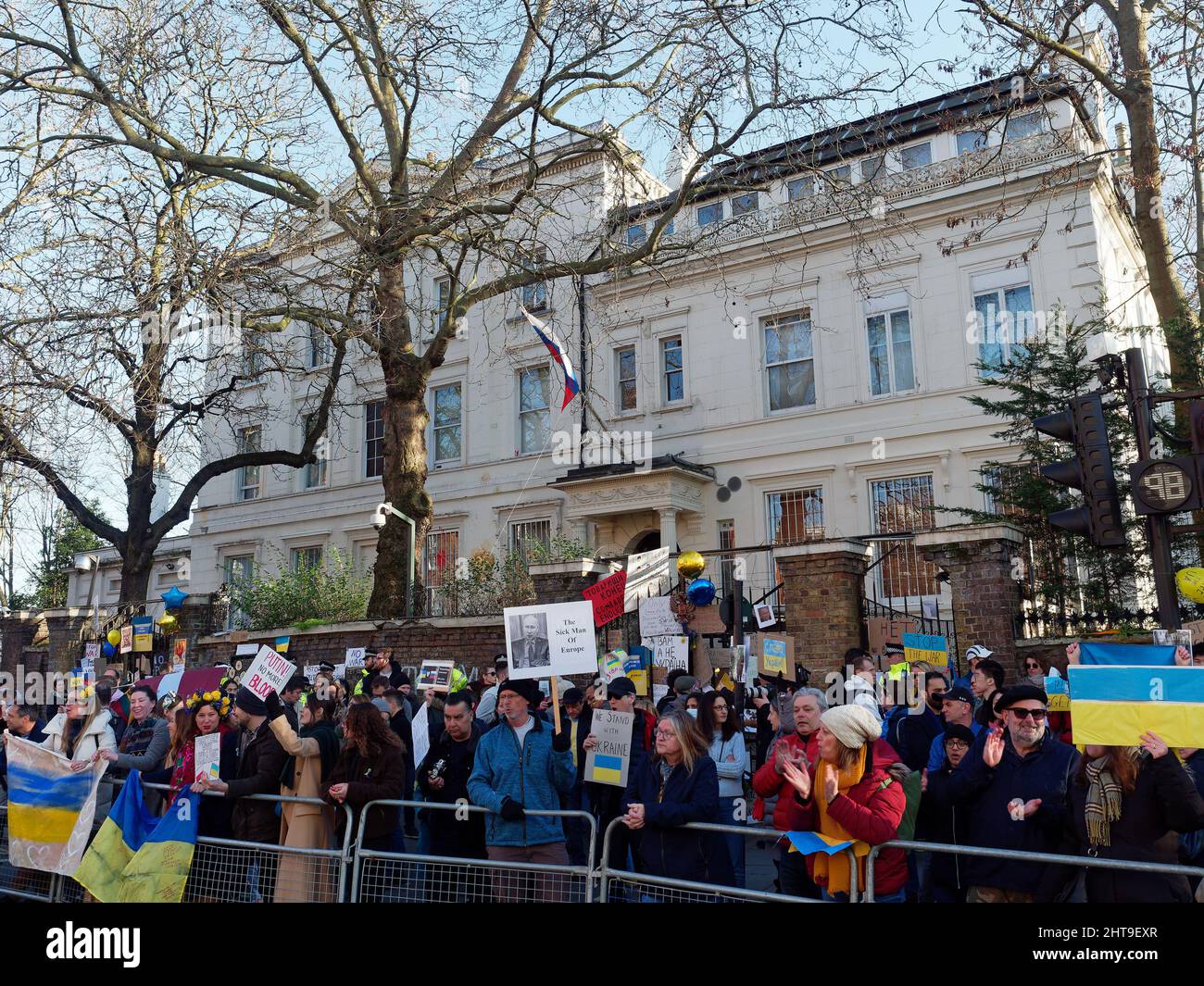 I manifestanti si riunirono davanti al consolato russo a Londra sventolando bandiere, striscioni e cartelli per protestare contro l'invasione russa dell'Ucraina Foto Stock