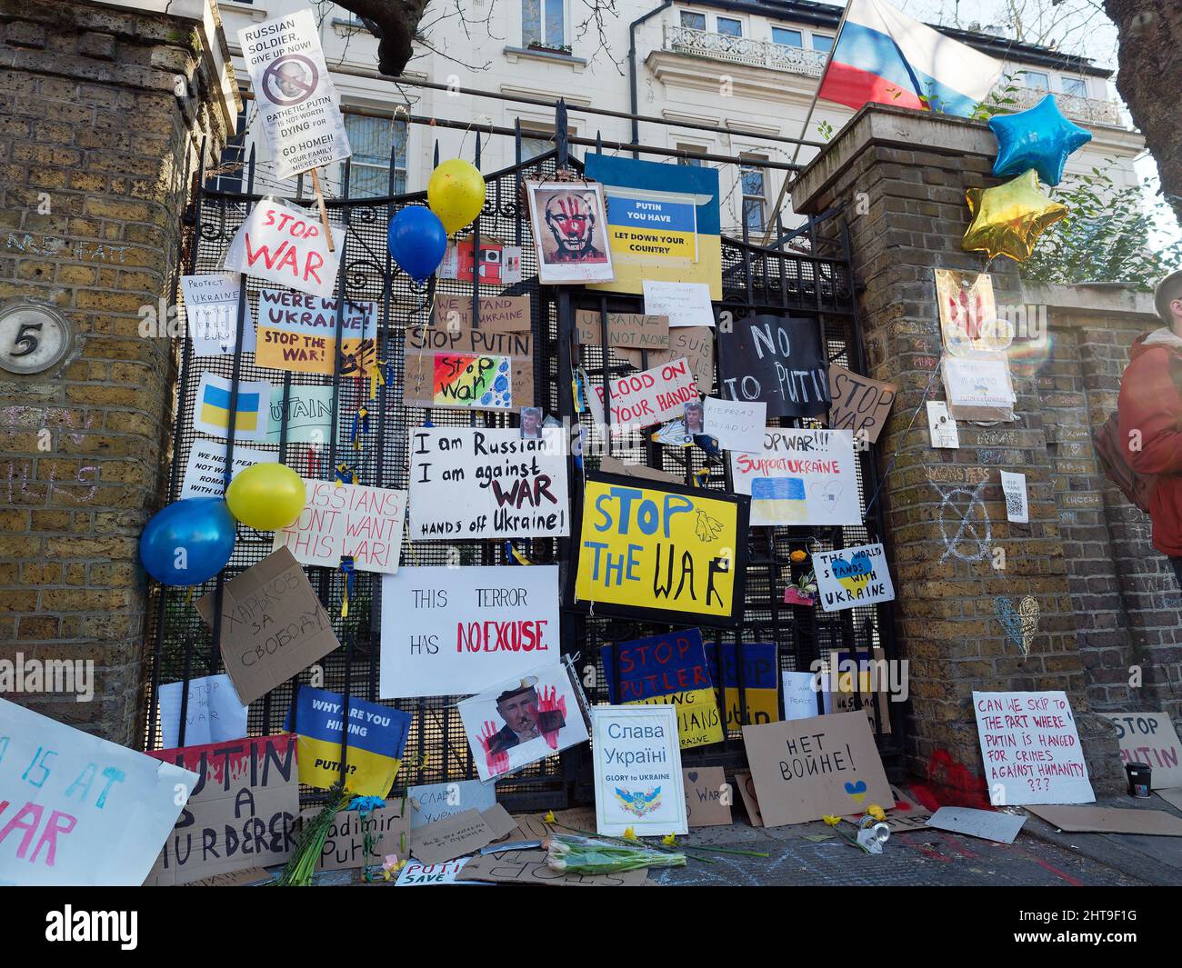 Vista di una porta del Consolato russo a Londra coperta da cartelli e striscioni per protestare contro l'invasione russa dell'Ucraina Foto Stock