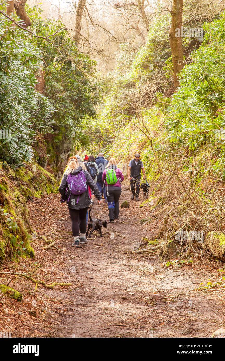 Le famiglie camminano lungo il sentiero in pietra arenaria attraverso la campagna del Cheshire Foto Stock