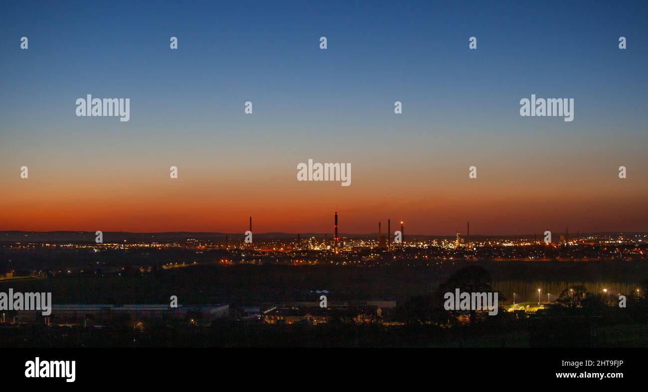 Notte sera tramonto vista della raffineria di petrolio di Stanlow di proprietà di Essar in Ellesmere Port Cheshire con il Clwydian Hills galles sullo sfondo Foto Stock