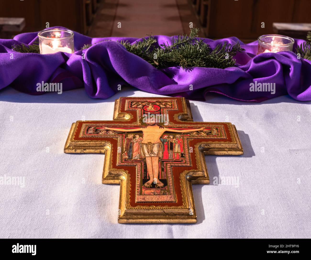 Vohrenbach, Germania - 19 dicembre 2021: Croce cristiana con Gesù nella chiesa di Vohrenbach e decorazione viola altare in tempo di avvento. Foto Stock