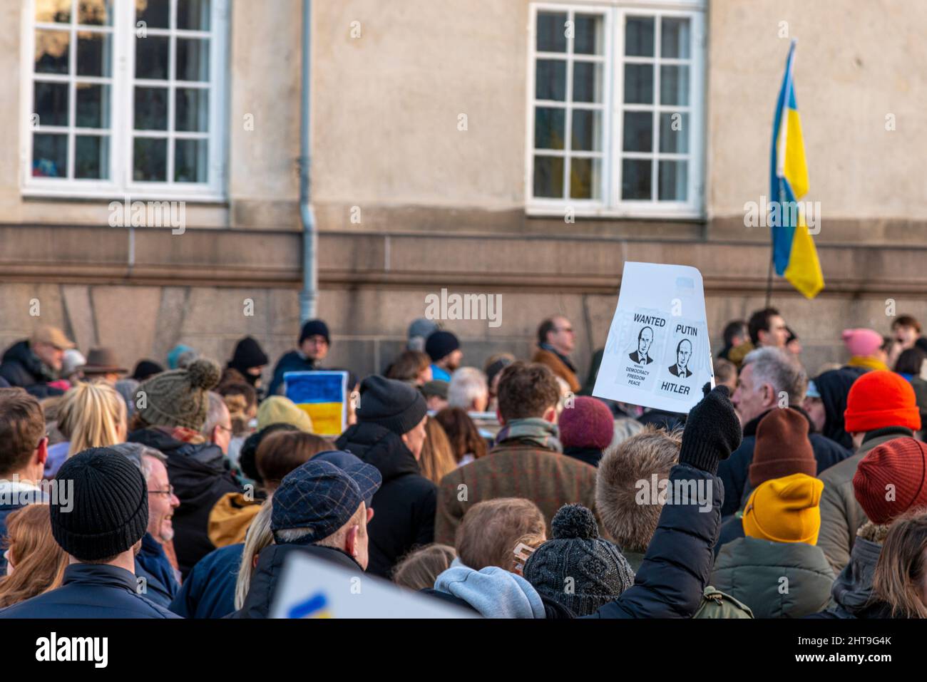 Manifestazione davanti all'ambasciata russa a Copenaghen, bandiera su Putin e Hitler, 27 febbraio 2022 Foto Stock