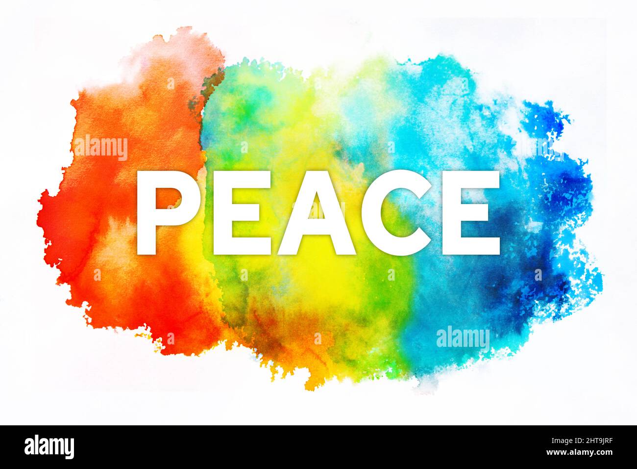 sfondo di eace. Parola di pace bianca sui colori dell'arcobaleno sfondo acquerello su carta. Foto Stock