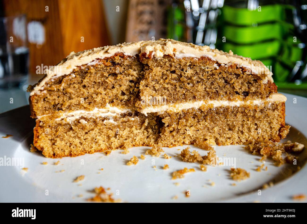 Mezza torta fatta in casa su un piatto sul piano di lavoro della cucina. Foto Stock