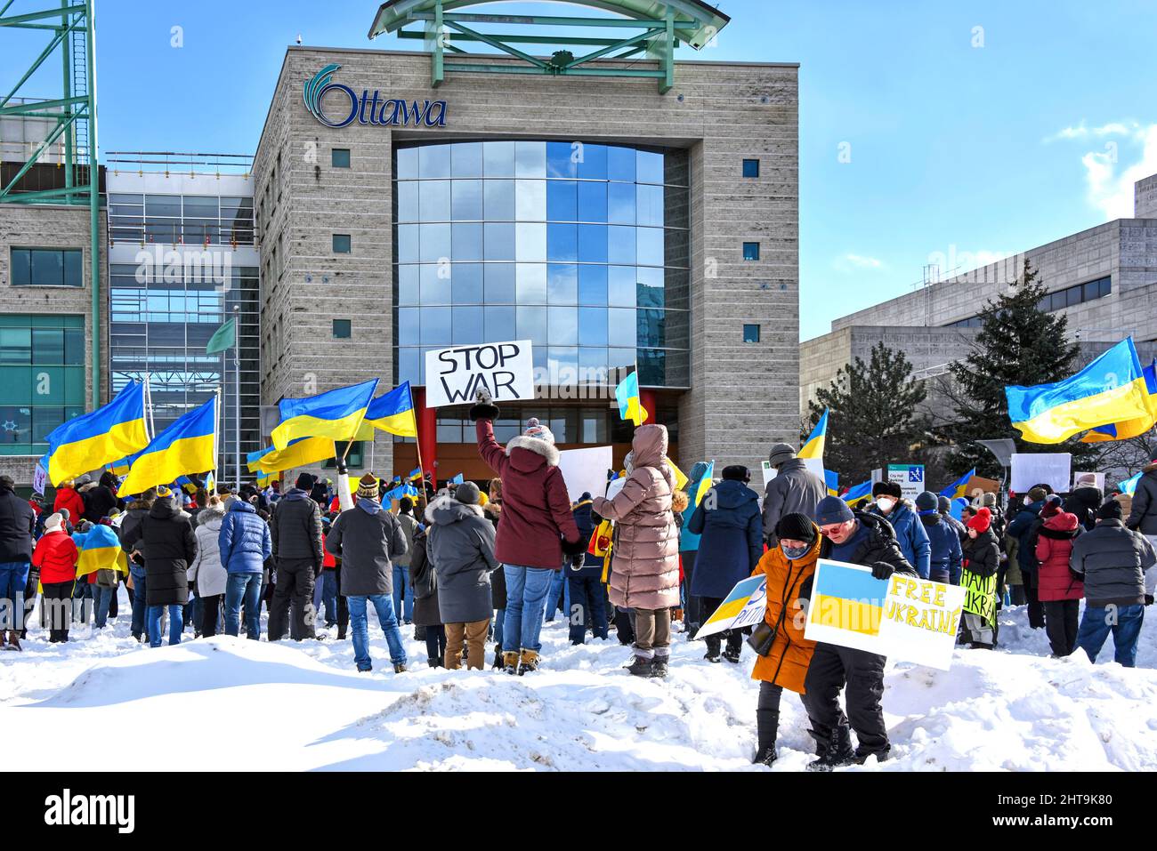 Ottawa, Canada - 27 febbraio 2022: L'Ottawa si trova con l'Ucraina Rally e marcia per protestare contro l'invasione russa dell'Ucraina. È iniziata presso l'Ambasciata russa e si è conclusa presso il Municipio di Ottawa. Il Canada ha la terza popolazione Ucraina al mondo dietro l'Ucraina stessa e la Russia. Foto Stock