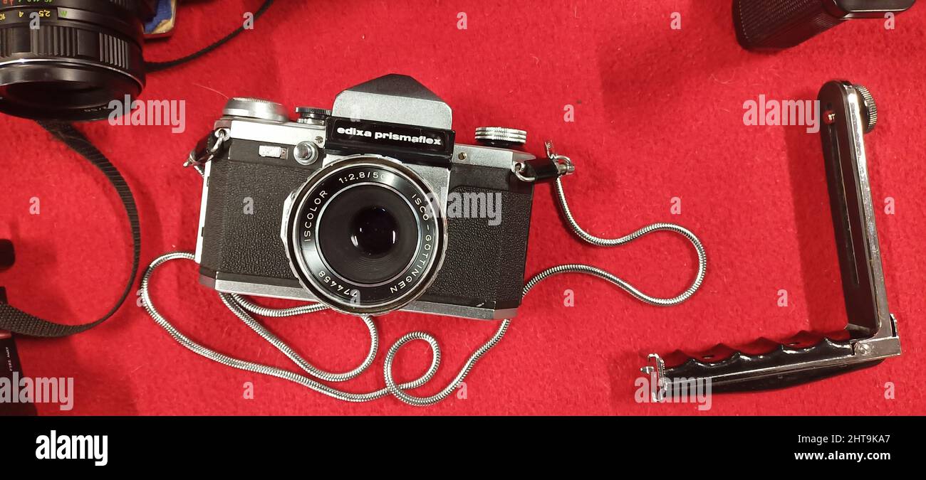 Foto di una macchina fotografica nostalgica tedesca, Edixa Prismaflex in un antico bazar a Istanbul, Turchia Foto Stock