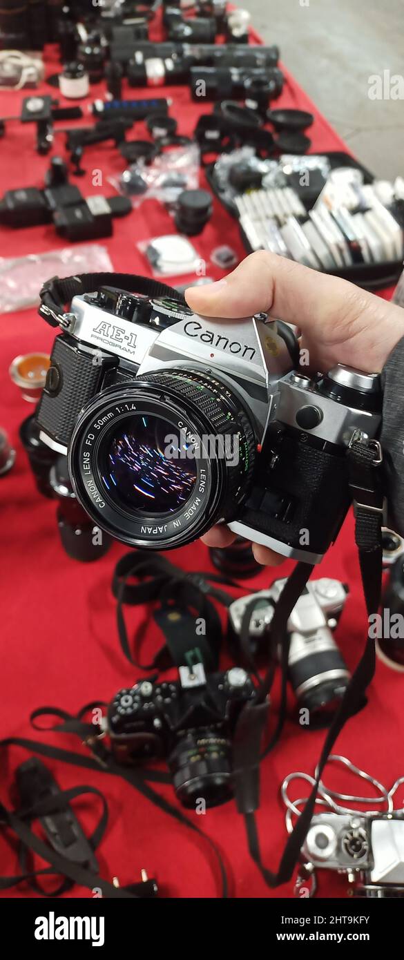Foto verticale di Canon fotocamera AE 1 programma e obiettivo 50mm in un antico bazar a Istanbul, Turchia Foto Stock