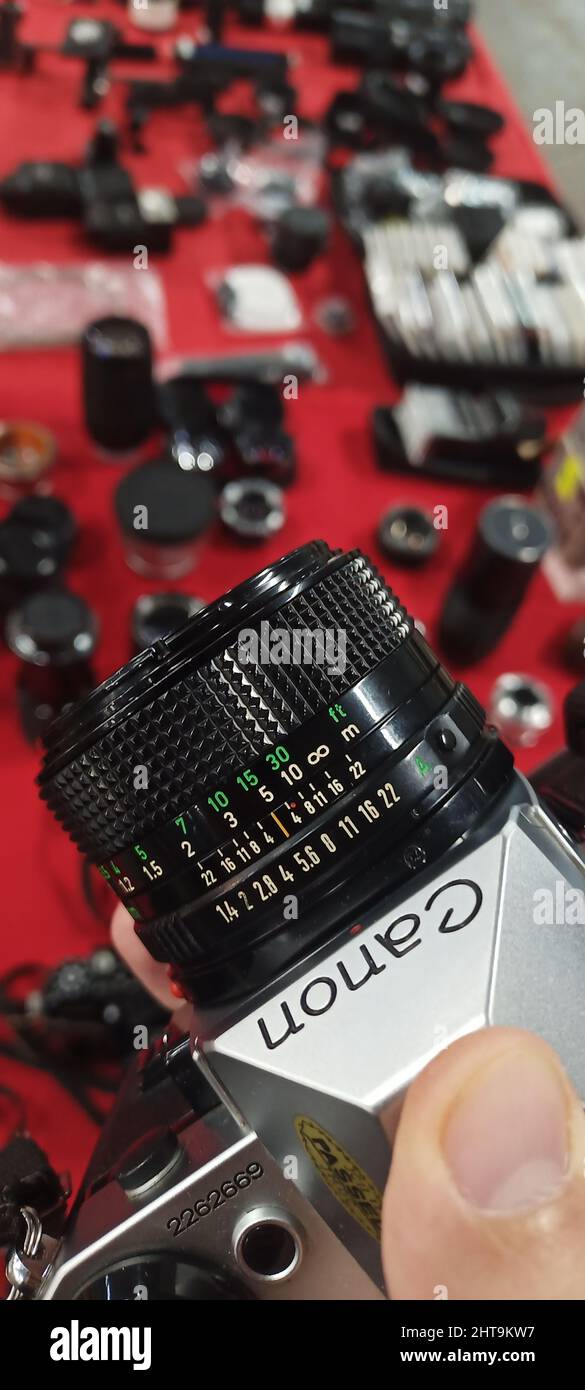 Foto verticale di Canon fotocamera AE 1 programma e obiettivo 50mm in un antico bazar a Istanbul, Turchia Foto Stock