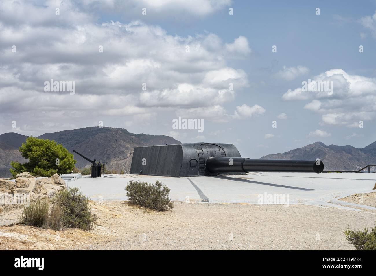 Colpo di luce del giorno di un grande cannone di difesa costiera Foto Stock
