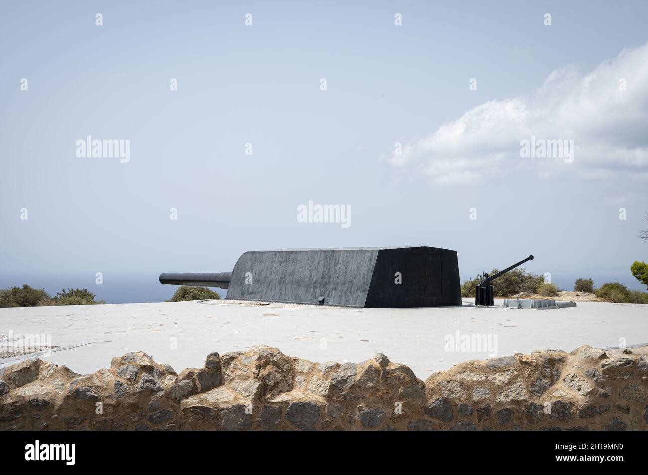 Colpo di luce del giorno di un grande cannone di difesa costiera Foto Stock