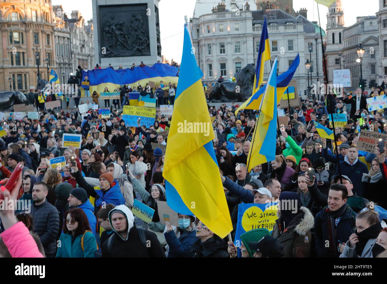 Londra (UK), 27.02.2022: Proteste si svolgono a Trafalgar Square, nel centro di Londra, contro la guerra della Russia contro l'Ucraina. Foto Stock