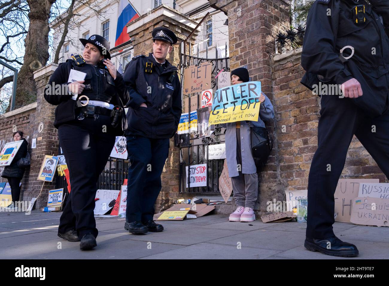 Mentre l'invasione russa dell'Ucraina entra nel suo quarto giorno, le proteste continuano al di fuori dell'ambasciata russa a Notting Hill, il 27th febbraio 2022, a Londra, Inghilterra. (Foto di Richard Baker / in immagini via Getty Images) Foto Stock