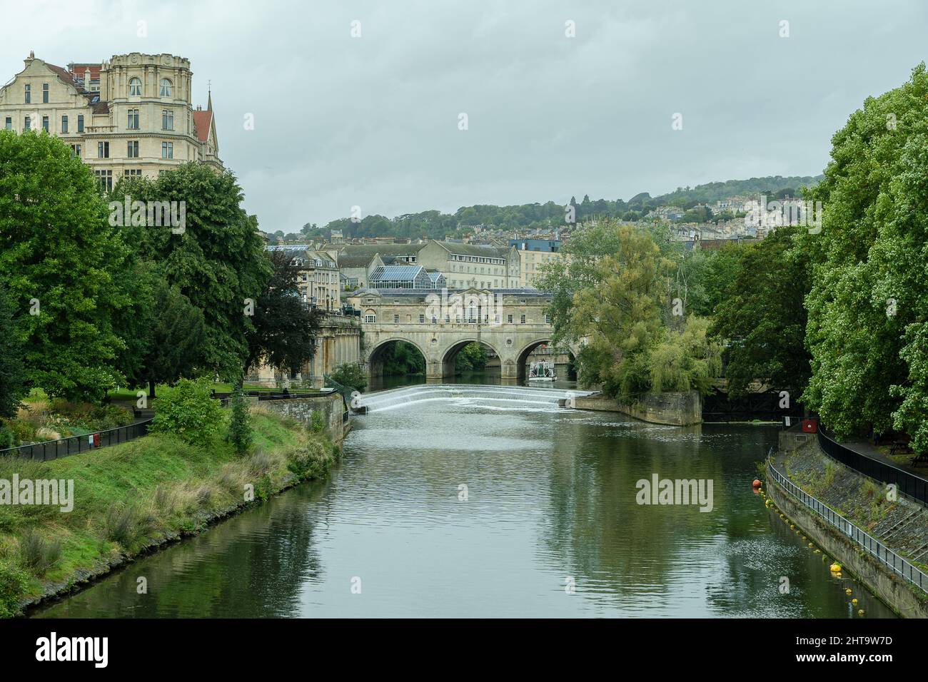 Splendida vista sul Pulteney Bridge in stile palladiano attraversa il fiume Avon a Bath Foto Stock
