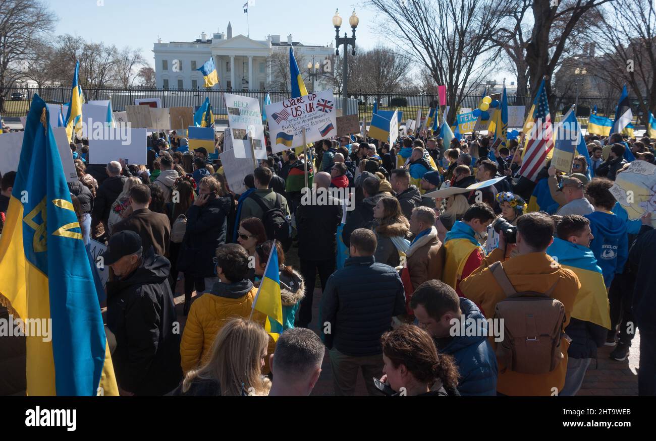 27 febbraio 2022: I sostenitori dell’Ucraina si radunano alla Casa Bianca per protestare contro l’invasione dell’Ucraina da parte della Russia e per implorare dal Presidente Biden e dalla NATO un’azione più forte contro Vladimir Putin e la Russia. Foto Stock