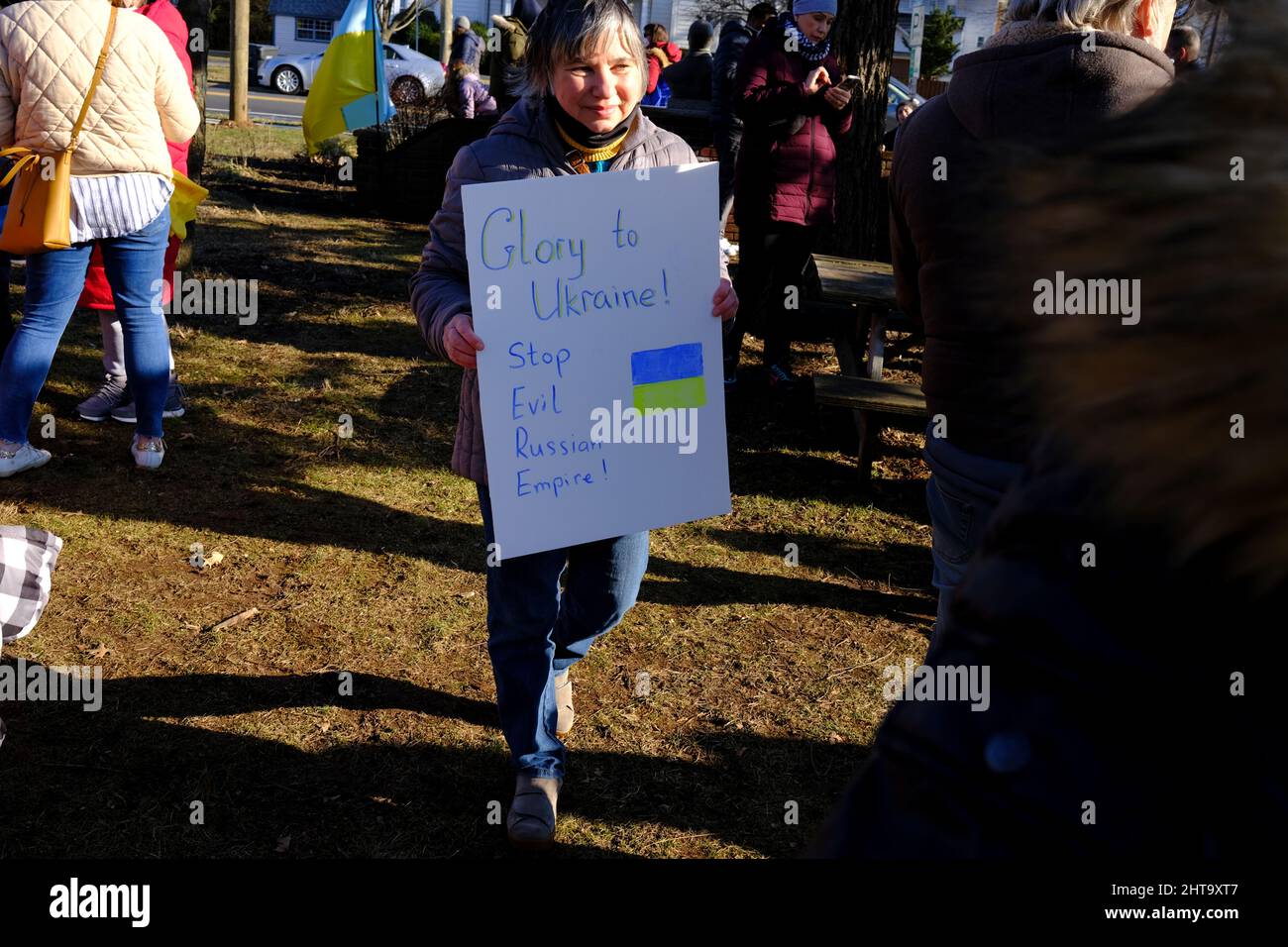 Donna che porta un segno 'Gloria in Ucraina, Stop Evil Russian Empire' ad un raduno a Metuchen, NJ che sostiene l'Ucraina dopo l'invasione russa Foto Stock