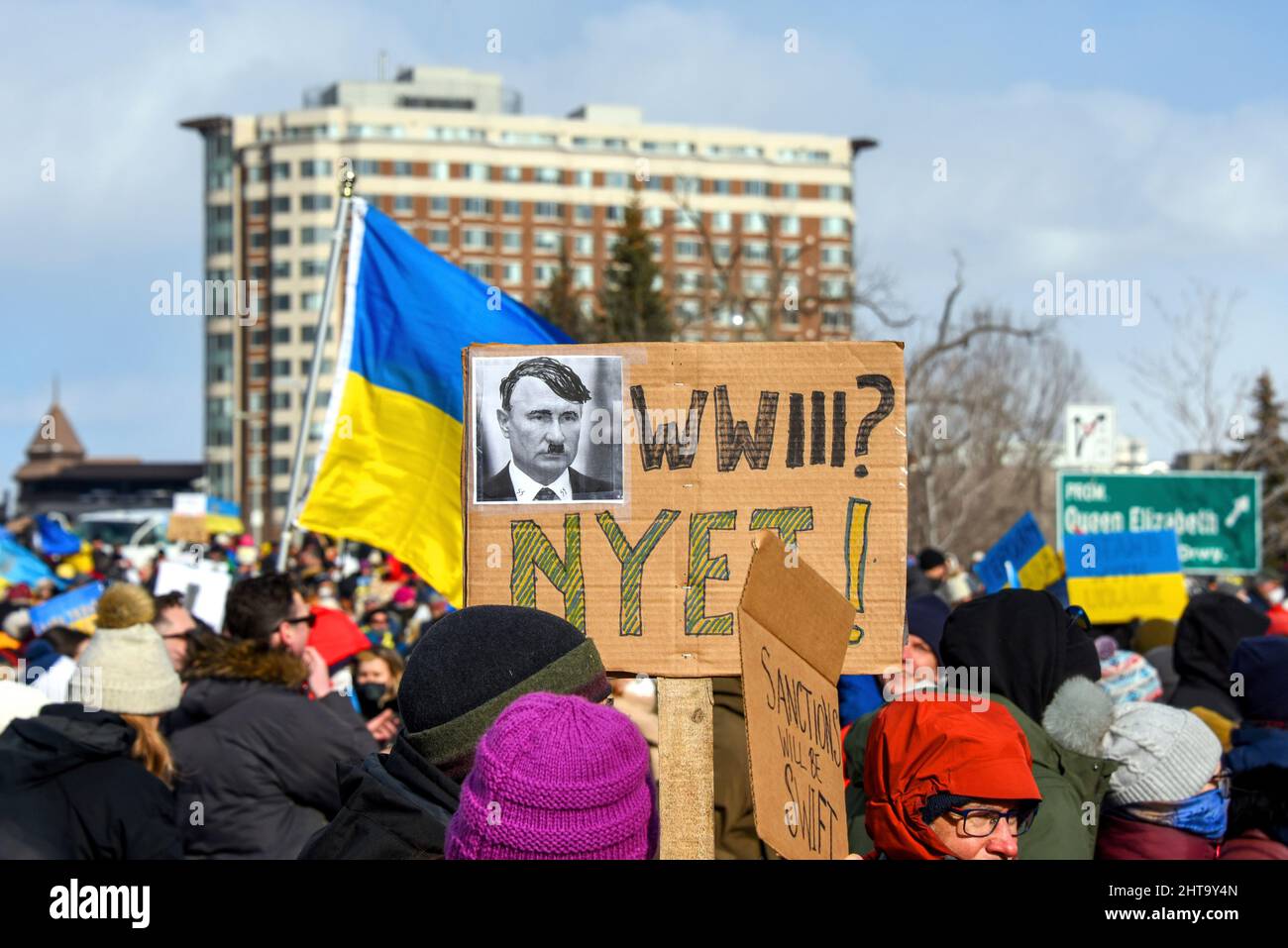 Ottawa, Canada - 27 febbraio 2022: Firma con Putin come Hitler all'Ottawa stand con Ucraina Rally e marcia per protestare contro l'invasione russa dell'Ucraina. È iniziata presso l'Ambasciata russa e si è conclusa presso il Municipio di Ottawa. Il Canada ha la terza popolazione Ucraina al mondo dietro l'Ucraina stessa e la Russia. Foto Stock