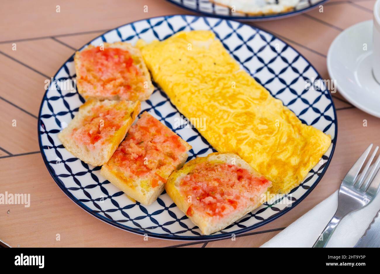 Frittata francese farcita con baguette fresche e salsa Foto Stock