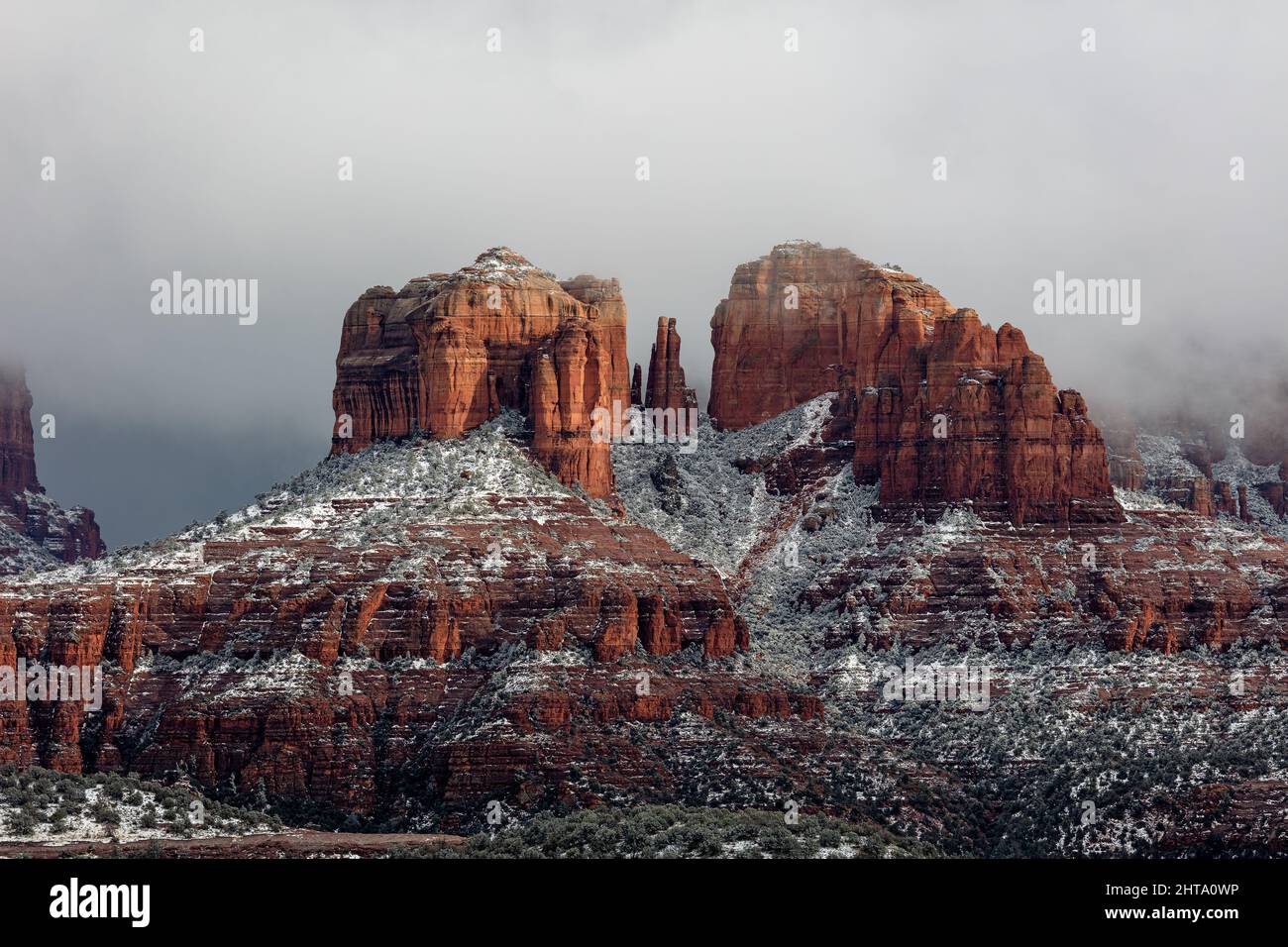 Cathedral Rock a Sedona, Arizona, con neve d'inverno Foto Stock