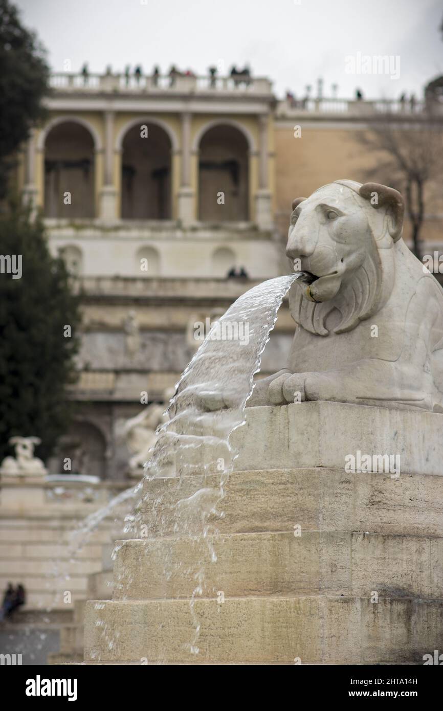 Primo piano di una famosa fontana in una delle piazze più importanti di Roma Foto Stock