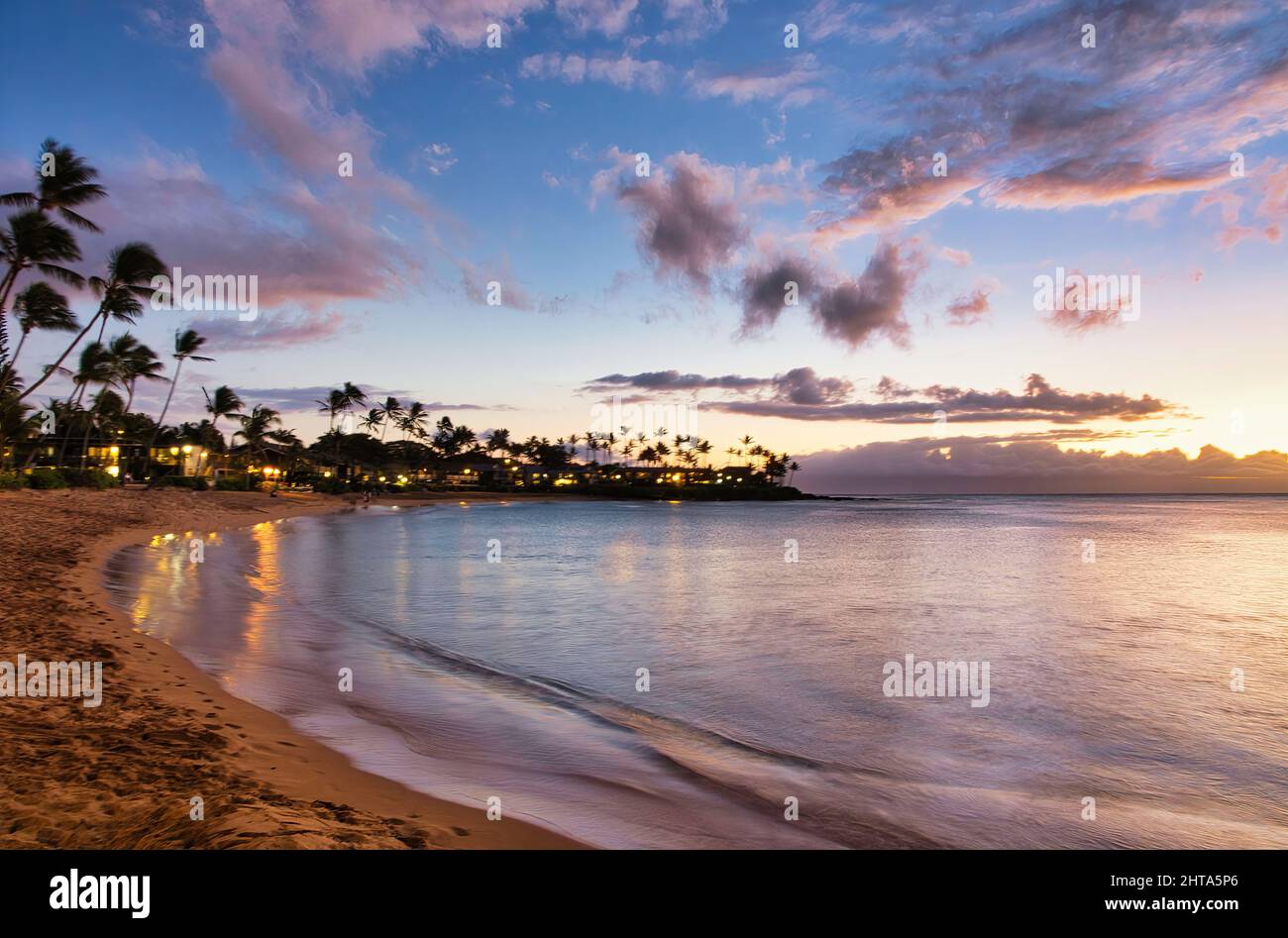 Splendido tramonto rosa a Napili Beach sull'isola di Maui. Foto Stock