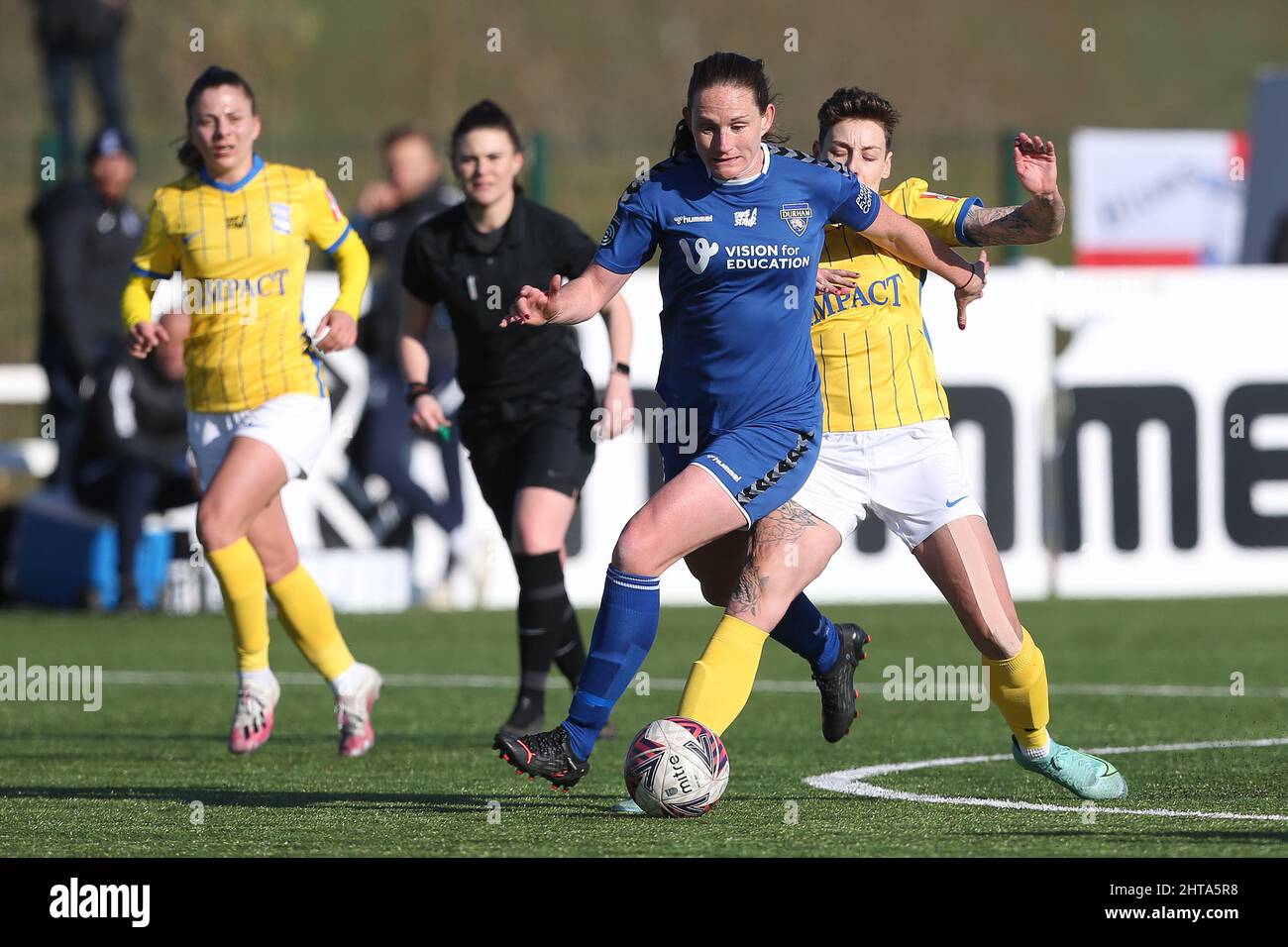 DURHAM CITY, REGNO UNITO. FEBBRAIO 27th Durham Women's Sarah Robson batte per il possesso con Sarah EWENS di Birmingham City durante la partita di fa Cup tra il Durham Women FC e Birmingham City al Maiden Castle, Durham City domenica 27th febbraio 2022. (Credit: Mark Fletcher | MI News) Credit: MI News & Sport /Alamy Live News Foto Stock