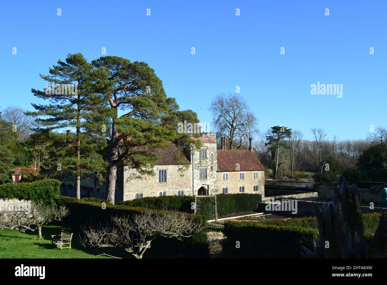 Casa padronale medievale ormeggiato Ightham Mote tenuta, Kent vicino Sevenoaks nel mese di febbraio in una giornata di sole. Grado i elencato casa costruita nel 14th secolo Foto Stock