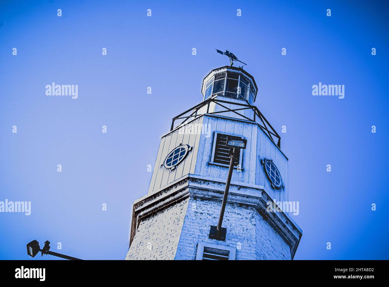 Una vista ad angolo basso di un faro molto vecchio al parco pubblico in inverno. Foto Stock