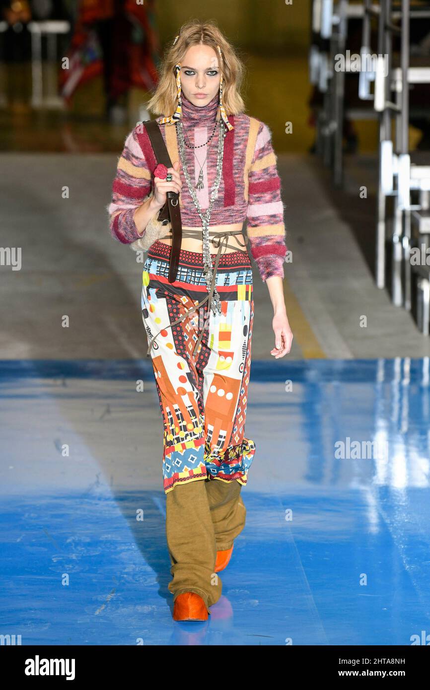 Milano, Italia. 27th Feb 2022. Dsquared2 Autunno/Inverno 2022-23 Runway durante la settimana della Moda di Milano, 2022 febbraio - Milano, Italia. 27/02/2022 Credit: dpa/Alamy Live News Foto Stock