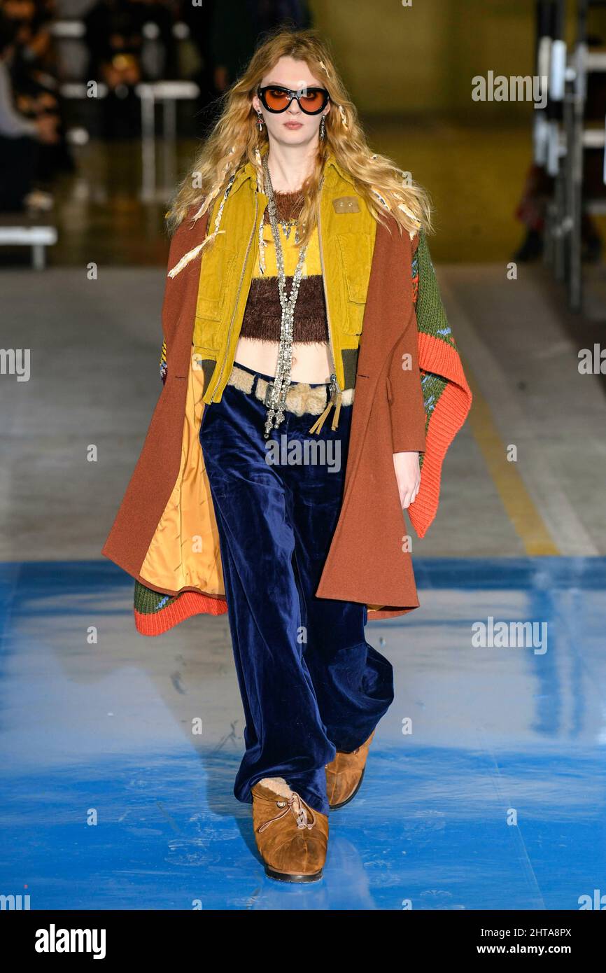 Milano, Italia. 27th Feb 2022. Dsquared2 Autunno/Inverno 2022-23 Runway durante la settimana della Moda di Milano, 2022 febbraio - Milano, Italia. 27/02/2022 Credit: dpa/Alamy Live News Foto Stock