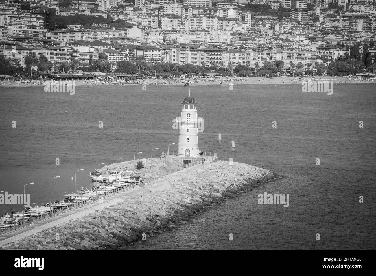 Splendida vista sul porto della Turchia, sulla Torre Rossa e sul Castello di Antalya Foto Stock